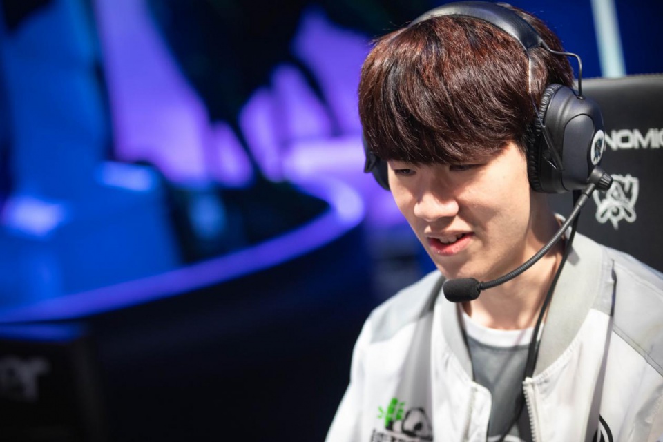 开玩笑的！ GALA Comet EZ 疯狂击杀蝙蝠 JIEJIE ，用致命的剪刀脚 Invictus Gaming 扫除 FunPlus Phoenix 。